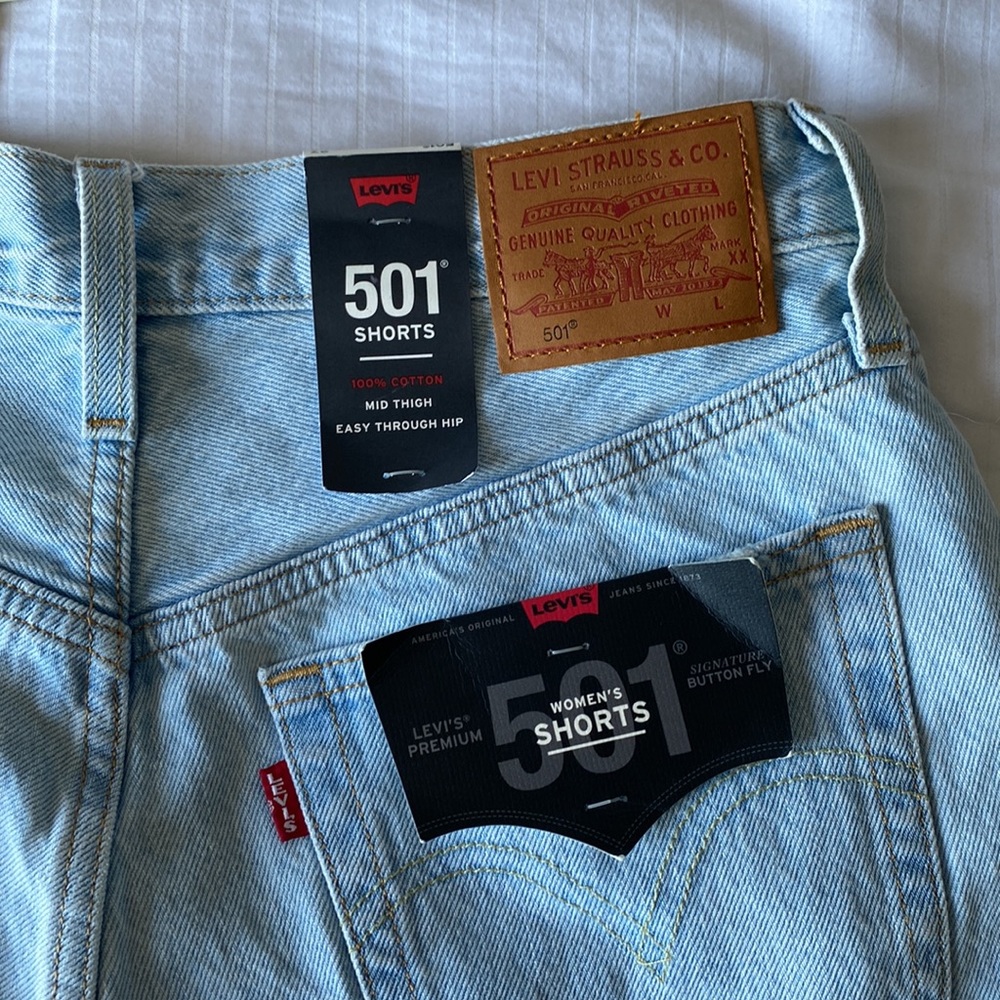 Levis mid thighs shorts